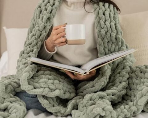 SAMIAH LUXE Chunky Knit Throw Blanket 50x70 – Cozy Gift Idea, Sage Green Chenille Throw Blanket for Couch, Bed & Sofa – Soft Fluffy Cable Knit, Oeko-TEX Certified, Machine Washable – 15% Coupon